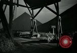 Immagine di Lavoratori in fabbrica Isbergues Francia, 1952, secondo 33 filmato di repertorio 65675028939