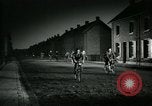 Immagine di Lavoratori in fabbrica Isbergues Francia, 1952, secondo 35 filmato di repertorio 65675028939