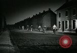 Immagine di Lavoratori in fabbrica Isbergues Francia, 1952, secondo 37 filmato di repertorio 65675028939
