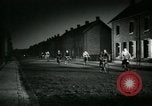 Immagine di Lavoratori in fabbrica Isbergues Francia, 1952, secondo 38 filmato di repertorio 65675028939