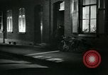 Immagine di Lavoratori in fabbrica Isbergues Francia, 1952, secondo 41 filmato di repertorio 65675028939