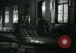Immagine di Lavoratori in fabbrica Isbergues Francia, 1952, secondo 42 filmato di repertorio 65675028939