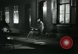 Immagine di Lavoratori in fabbrica Isbergues Francia, 1952, secondo 46 filmato di repertorio 65675028939