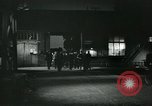Immagine di Lavoratori in fabbrica Isbergues Francia, 1952, secondo 61 filmato di repertorio 65675028939