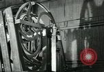 Image des ouvriers d'usine Isbergues France, 1952, de la seconde 1 séquences d'archives historiques vidéo 65675028940