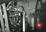 Image des ouvriers d'usine Isbergues France, 1952, de la seconde 3 séquences d'archives historiques vidéo 65675028940