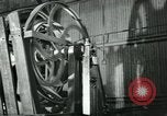 Image des ouvriers d'usine Isbergues France, 1952, de la seconde 4 séquences d'archives historiques vidéo 65675028940