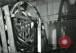 Image des ouvriers d'usine Isbergues France, 1952, de la seconde 5 séquences d'archives historiques vidéo 65675028940