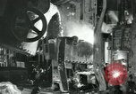 Image des ouvriers d'usine Isbergues France, 1952, de la seconde 9 séquences d'archives historiques vidéo 65675028940