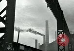 Image des ouvriers d'usine Isbergues France, 1952, de la seconde 12 séquences d'archives historiques vidéo 65675028940