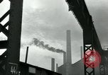 Image des ouvriers d'usine Isbergues France, 1952, de la seconde 15 séquences d'archives historiques vidéo 65675028940