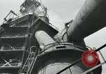 Image des ouvriers d'usine Isbergues France, 1952, de la seconde 16 séquences d'archives historiques vidéo 65675028940