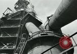 Image des ouvriers d'usine Isbergues France, 1952, de la seconde 18 séquences d'archives historiques vidéo 65675028940