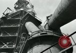 Image des ouvriers d'usine Isbergues France, 1952, de la seconde 19 séquences d'archives historiques vidéo 65675028940