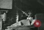 Image des ouvriers d'usine Isbergues France, 1952, de la seconde 21 séquences d'archives historiques vidéo 65675028940