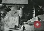 Image des ouvriers d'usine Isbergues France, 1952, de la seconde 22 séquences d'archives historiques vidéo 65675028940