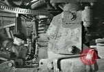 Image des ouvriers d'usine Isbergues France, 1952, de la seconde 23 séquences d'archives historiques vidéo 65675028940