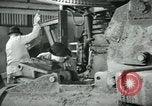 Image des ouvriers d'usine Isbergues France, 1952, de la seconde 24 séquences d'archives historiques vidéo 65675028940