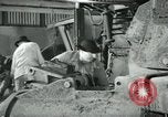 Image des ouvriers d'usine Isbergues France, 1952, de la seconde 25 séquences d'archives historiques vidéo 65675028940