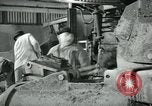Image des ouvriers d'usine Isbergues France, 1952, de la seconde 26 séquences d'archives historiques vidéo 65675028940