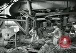 Image des ouvriers d'usine Isbergues France, 1952, de la seconde 27 séquences d'archives historiques vidéo 65675028940