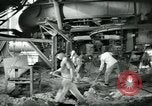Image des ouvriers d'usine Isbergues France, 1952, de la seconde 28 séquences d'archives historiques vidéo 65675028940
