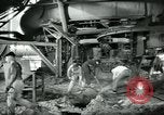 Image des ouvriers d'usine Isbergues France, 1952, de la seconde 29 séquences d'archives historiques vidéo 65675028940