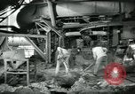 Image des ouvriers d'usine Isbergues France, 1952, de la seconde 30 séquences d'archives historiques vidéo 65675028940