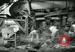 Image des ouvriers d'usine Isbergues France, 1952, de la seconde 31 séquences d'archives historiques vidéo 65675028940