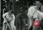 Image des ouvriers d'usine Isbergues France, 1952, de la seconde 32 séquences d'archives historiques vidéo 65675028940