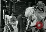 Image des ouvriers d'usine Isbergues France, 1952, de la seconde 33 séquences d'archives historiques vidéo 65675028940