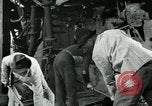 Image des ouvriers d'usine Isbergues France, 1952, de la seconde 34 séquences d'archives historiques vidéo 65675028940