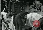 Image des ouvriers d'usine Isbergues France, 1952, de la seconde 35 séquences d'archives historiques vidéo 65675028940