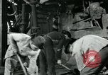 Image des ouvriers d'usine Isbergues France, 1952, de la seconde 36 séquences d'archives historiques vidéo 65675028940