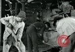 Image des ouvriers d'usine Isbergues France, 1952, de la seconde 37 séquences d'archives historiques vidéo 65675028940