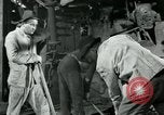 Image des ouvriers d'usine Isbergues France, 1952, de la seconde 39 séquences d'archives historiques vidéo 65675028940