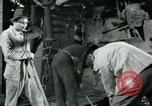 Image des ouvriers d'usine Isbergues France, 1952, de la seconde 40 séquences d'archives historiques vidéo 65675028940