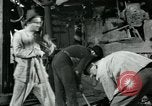 Image des ouvriers d'usine Isbergues France, 1952, de la seconde 41 séquences d'archives historiques vidéo 65675028940