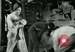 Image des ouvriers d'usine Isbergues France, 1952, de la seconde 42 séquences d'archives historiques vidéo 65675028940