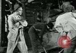 Image des ouvriers d'usine Isbergues France, 1952, de la seconde 43 séquences d'archives historiques vidéo 65675028940