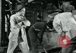 Image des ouvriers d'usine Isbergues France, 1952, de la seconde 44 séquences d'archives historiques vidéo 65675028940
