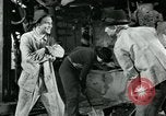 Image des ouvriers d'usine Isbergues France, 1952, de la seconde 45 séquences d'archives historiques vidéo 65675028940