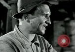 Image des ouvriers d'usine Isbergues France, 1952, de la seconde 46 séquences d'archives historiques vidéo 65675028940