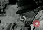 Image des ouvriers d'usine Isbergues France, 1952, de la seconde 50 séquences d'archives historiques vidéo 65675028940