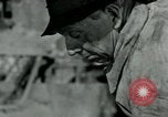 Image des ouvriers d'usine Isbergues France, 1952, de la seconde 52 séquences d'archives historiques vidéo 65675028940
