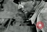 Image des ouvriers d'usine Isbergues France, 1952, de la seconde 56 séquences d'archives historiques vidéo 65675028940