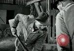 Image des ouvriers d'usine Isbergues France, 1952, de la seconde 59 séquences d'archives historiques vidéo 65675028940