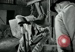 Image des ouvriers d'usine Isbergues France, 1952, de la seconde 60 séquences d'archives historiques vidéo 65675028940
