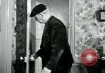 Immagine di Francese operaio di fabbrica Robert e i suoi genitori Isbergues Francia, 1952, secondo 4 filmato di repertorio 65675028941