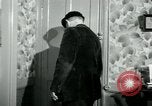 Immagine di Francese operaio di fabbrica Robert e i suoi genitori Isbergues Francia, 1952, secondo 5 filmato di repertorio 65675028941